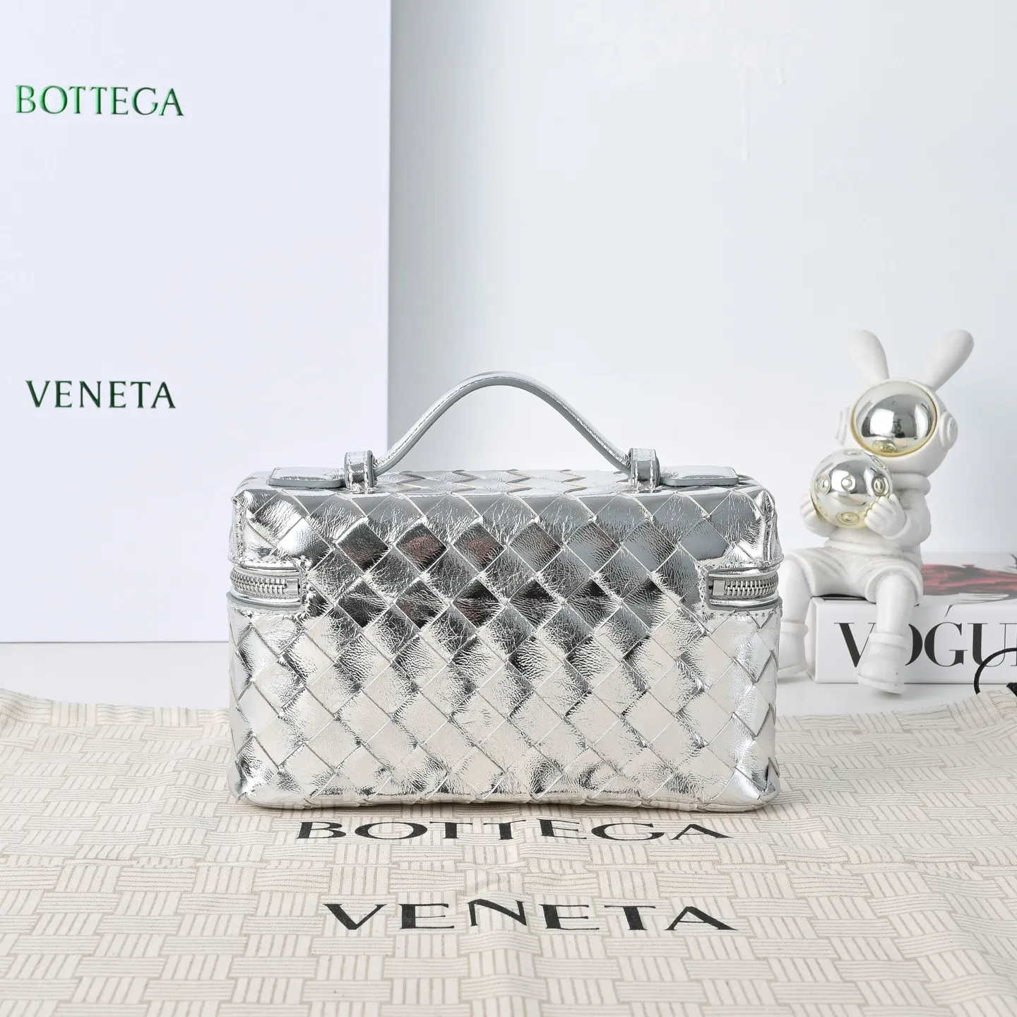 Batch 1360 #BV New Vanity Case Rope Cosmetic Bag, 🎈The metallic luster is super eye-catching and the festive atmosphere is perfect✨✨It adopts the brand's most classic cowhide weaving, with two-way zipper opening and closing, the overall style is retro and elegant, the top handle can be adjusted at will, the shoulder strap can be adjusted at will, the hand is elegant, and the cross-body is casual and casual, unlocking various concave styling scenes🎬 Model 9109 Size: 22x12.5x5